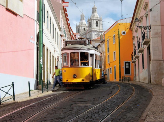 016_Lernidee Reisen_Portugal_Schoene Aussichten Touristik_Strassenbahn in den Gassen Lissabons - Fotolia